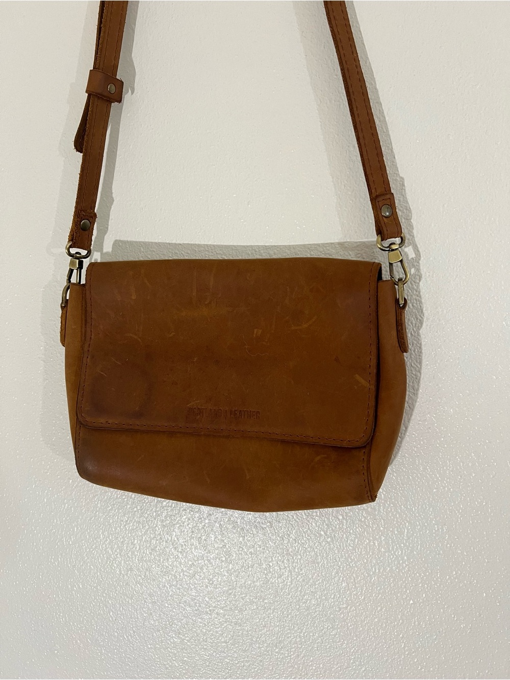 Portland Leather Metro Medium Crossbody Bag with Adjustable Strap - Picture 2 of 8